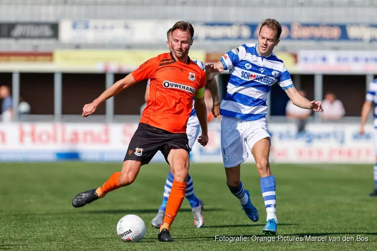 Katwijk wint in blessuretijd van Spakenburg en is nu alleen koploper