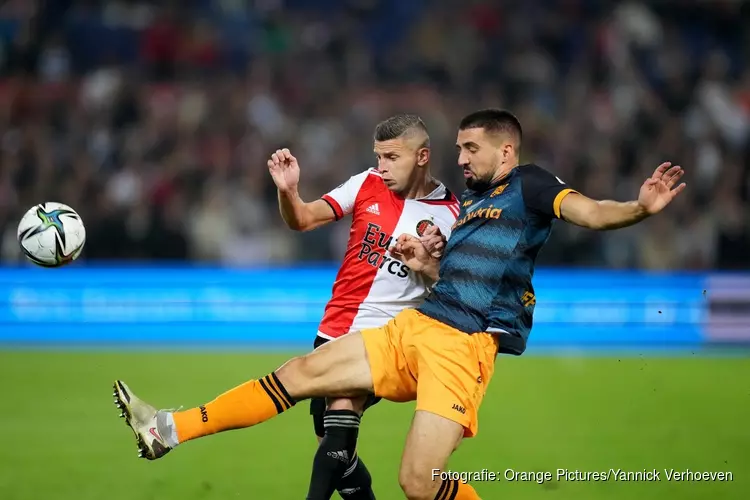 Feyenoord bedwingt SC Heerenveen, mede door briljant hakje Linssen