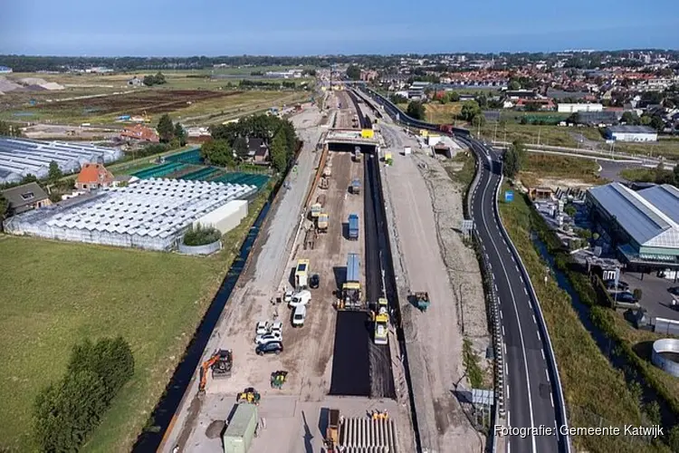 Het eerste asfalt op de nieuwe Tjalmaweg