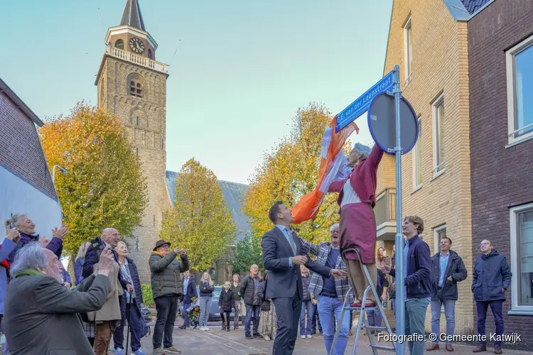 Onthulling straatnaambord E.E. van der Laanstraat in Rijnsburg